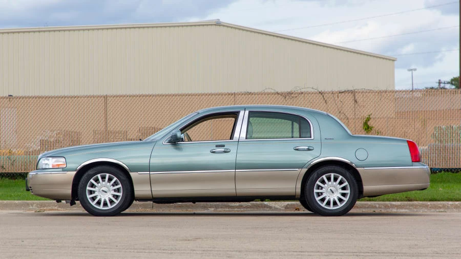 2006 Lincoln Town Car - Image 2 of 12