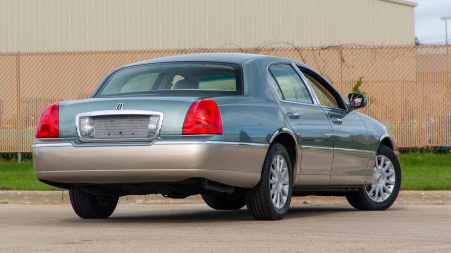 2006 Lincoln Town Car - Image 3 of 12
