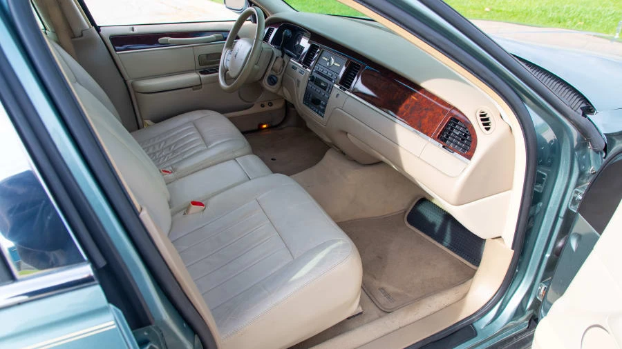2006 Lincoln Town Car - Image 5 of 12