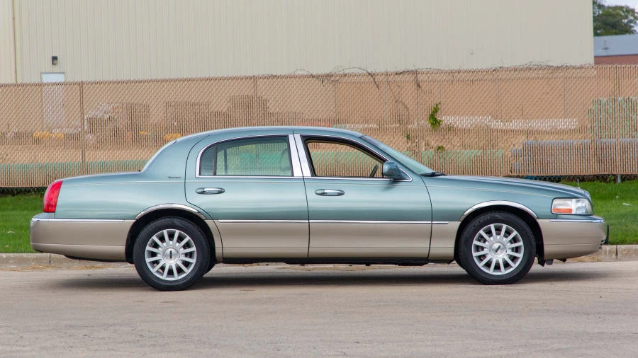2006 Lincoln Town Car - Image 8 of 12