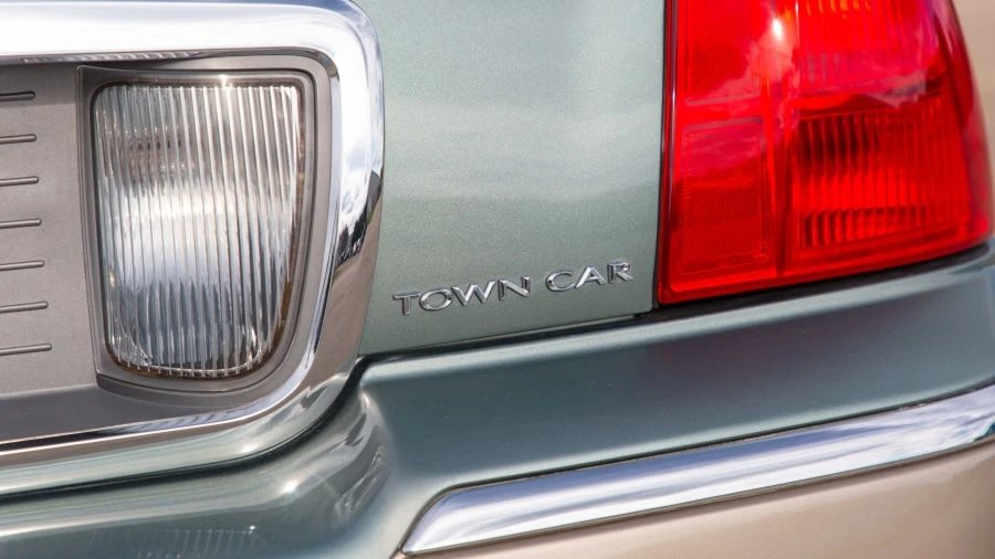 2006 Lincoln Town Car - Image 9 of 12