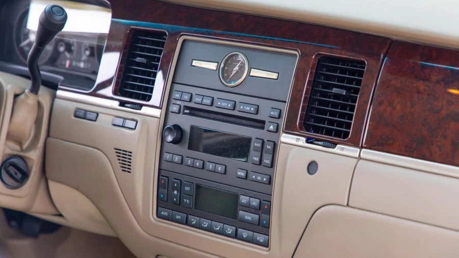 2006 Lincoln Town Car - Image 11 of 12