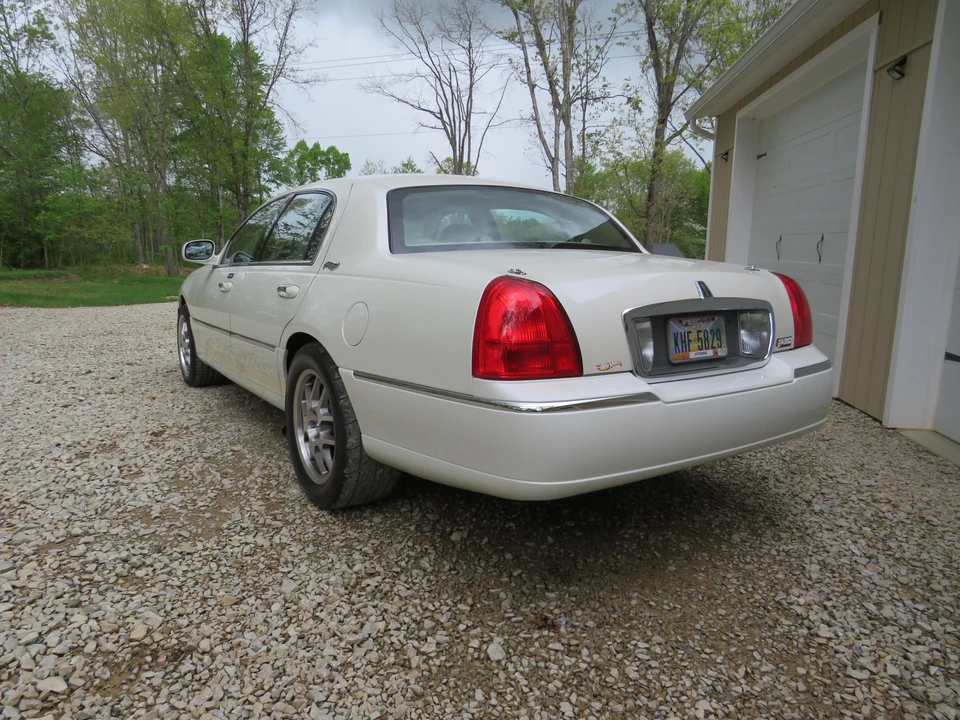 2006 Lincoln Town Car - Image 17 of 31