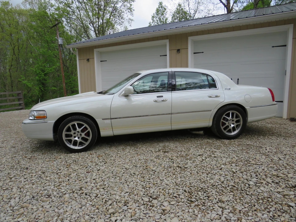 2006 Lincoln Town Car - Image 10 of 31