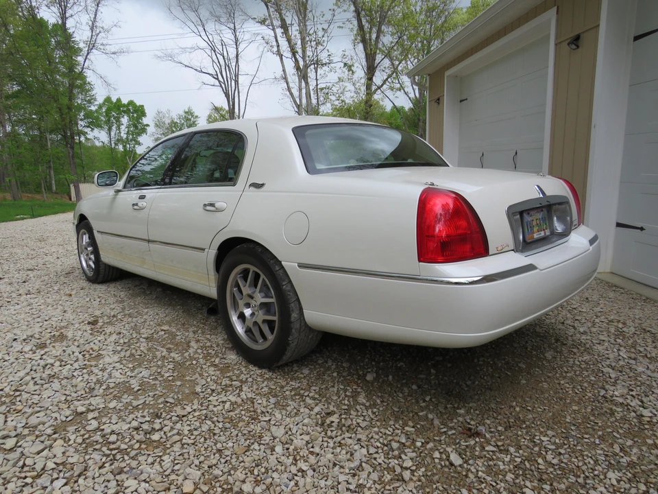 2006 Lincoln Town Car - Image 15 of 31