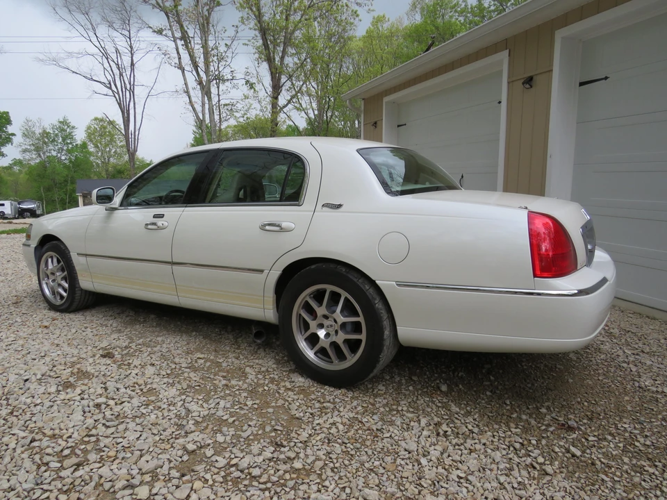 2006 Lincoln Town Car - Image 13 of 31