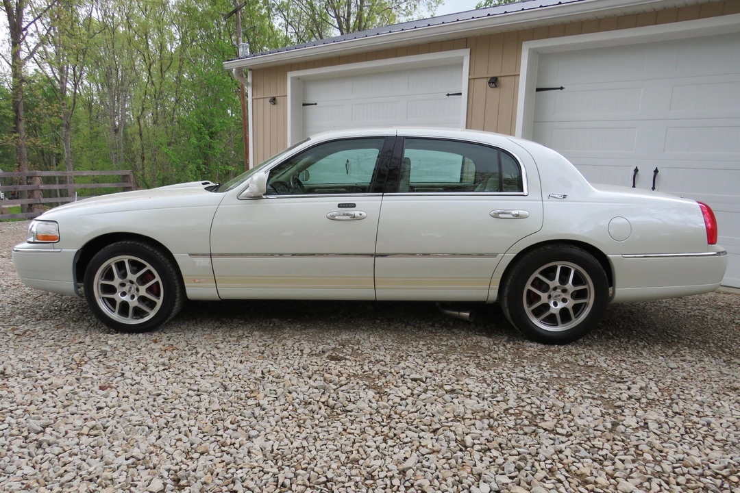 2006 Lincoln Town Car - Image 3 of 31