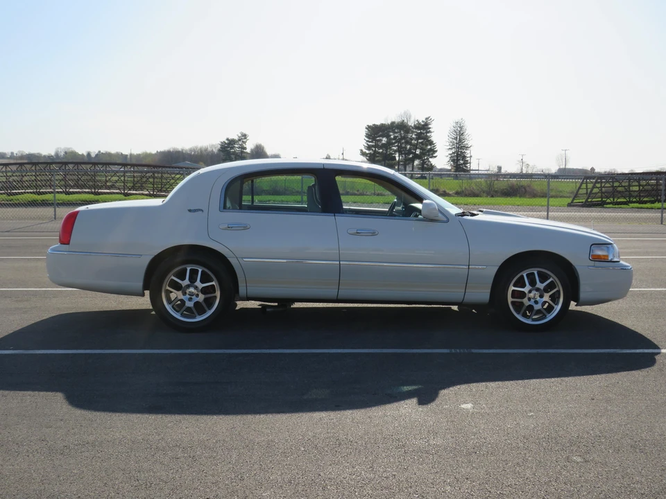 2006 Lincoln Town Car - Image 26 of 31