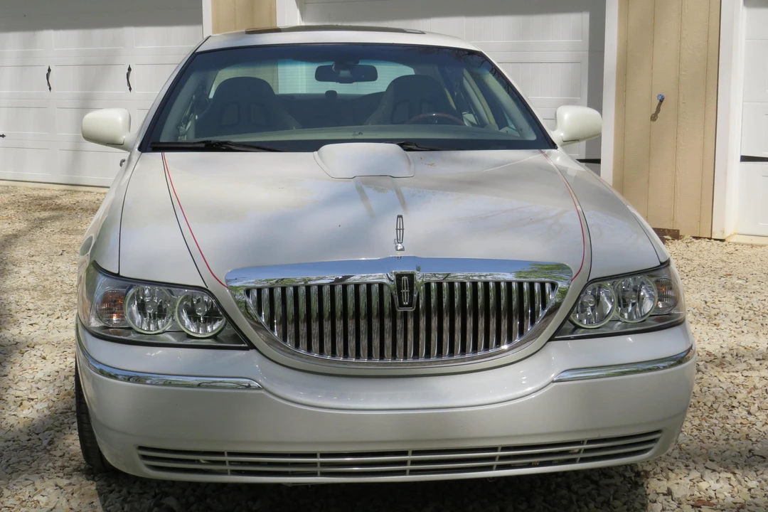 2006 Lincoln Town Car - Image 2 of 31