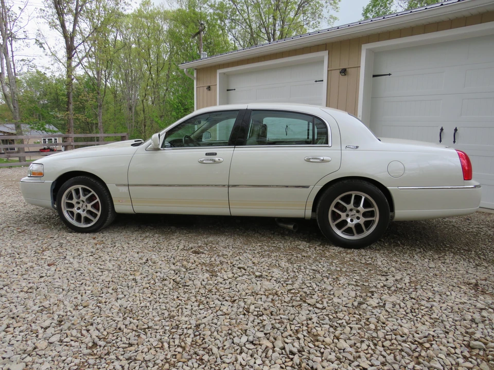 2006 Lincoln Town Car - Image 11 of 31