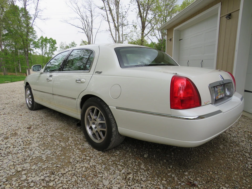 2006 Lincoln Town Car - Image 16 of 31