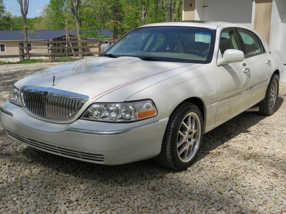 2006 Lincoln Town Car - Image 8 of 31