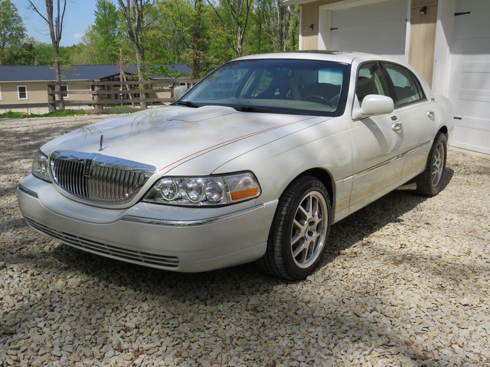 2006 Lincoln Town Car - Image 9 of 31