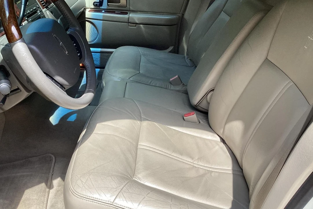 2006 Lincoln Town Car - Image 21 of 31