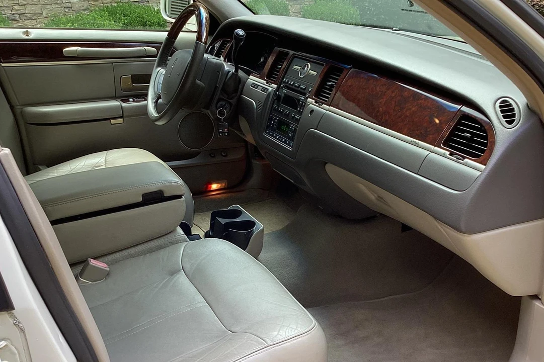 2006 Lincoln Town Car - Image 20 of 31