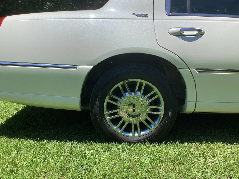 2006 Lincoln Town Car - Image 18 of 31
