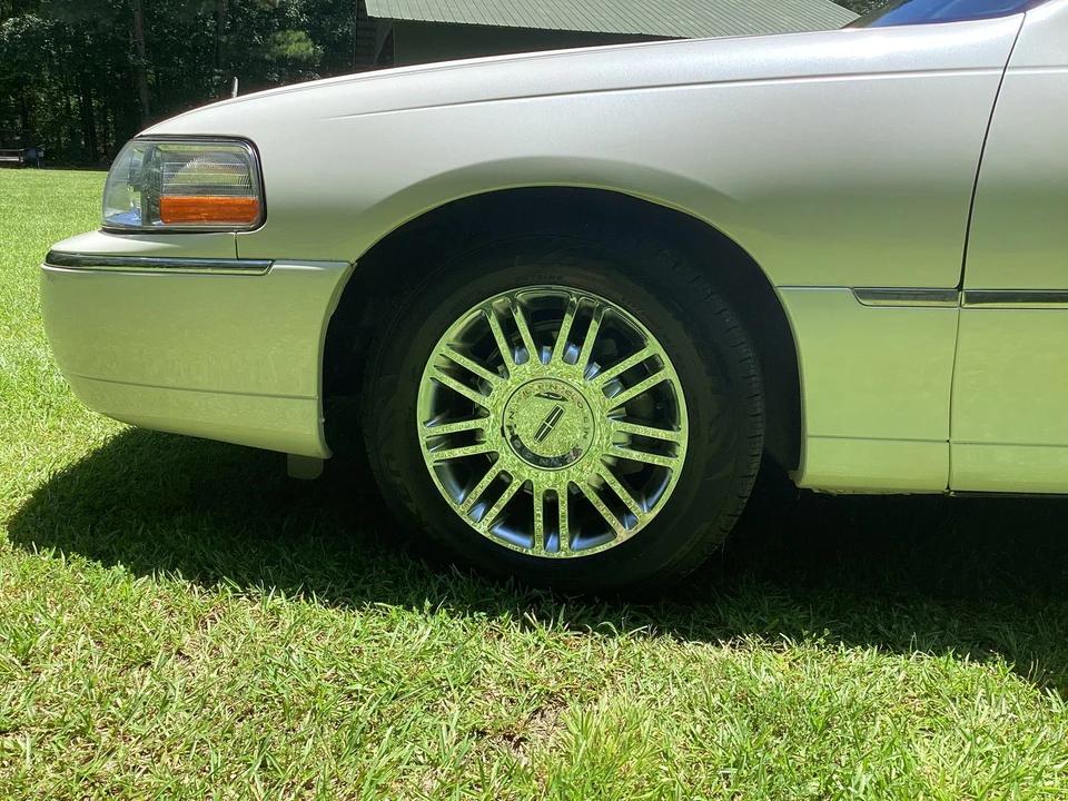 2006 Lincoln Town Car - Image 16 of 31