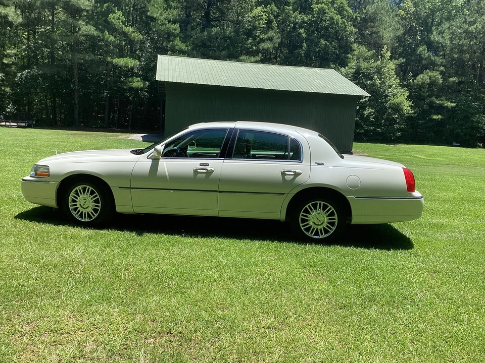 2006 Lincoln Town Car - Image 6 of 31