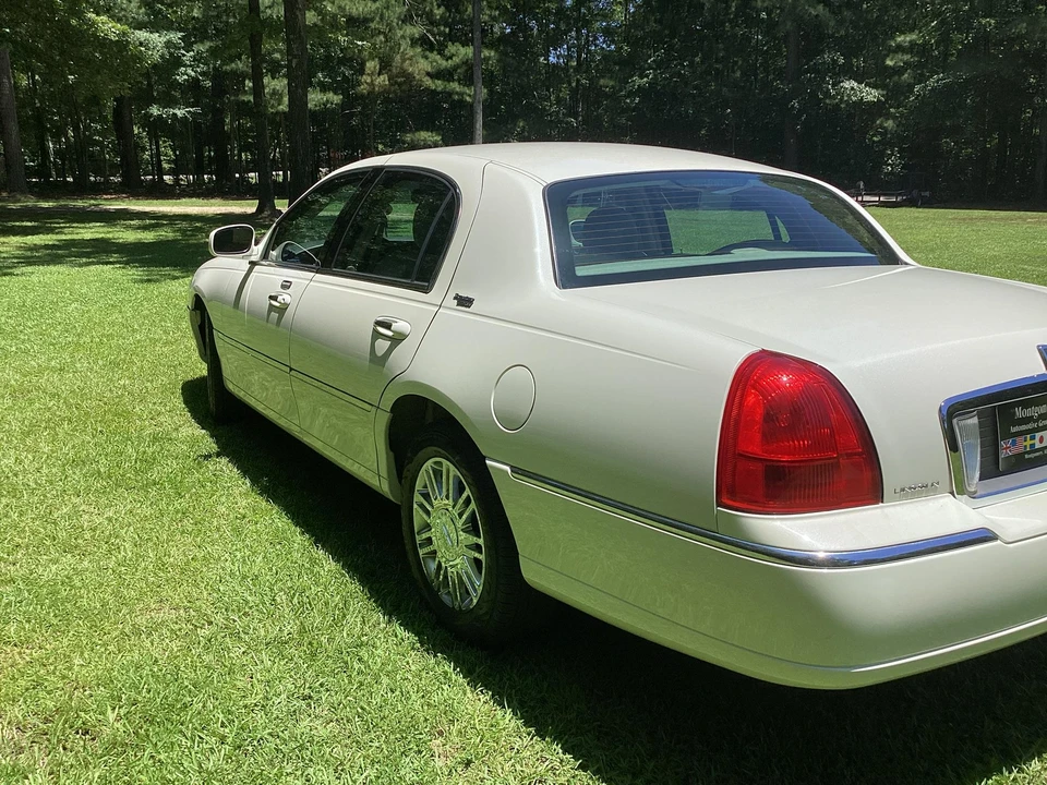 2006 Lincoln Town Car - Image 11 of 31