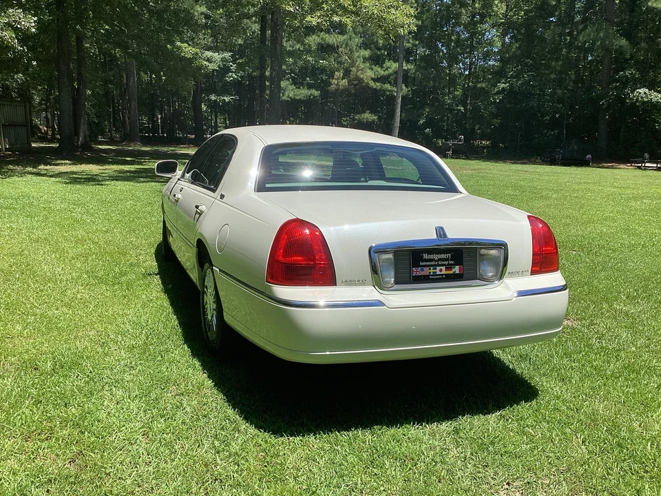 2006 Lincoln Town Car - Image 7 of 31