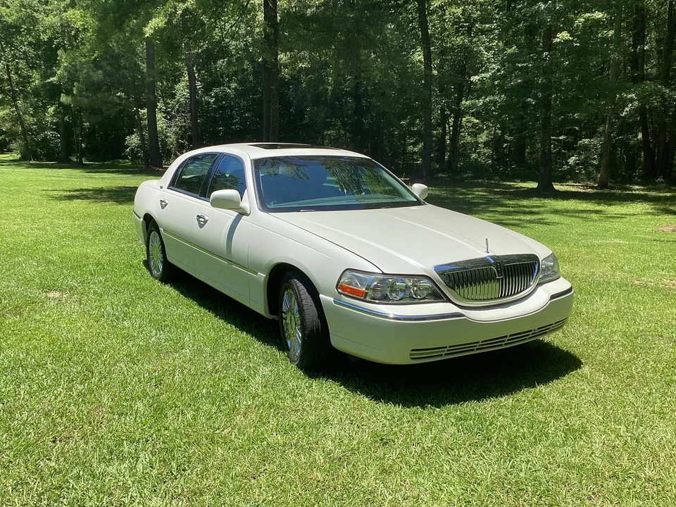 2006 Lincoln Town Car - Image 8 of 31