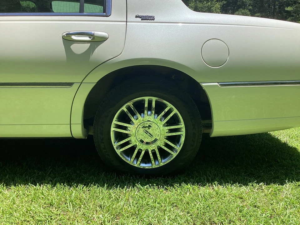 2006 Lincoln Town Car - Image 17 of 31
