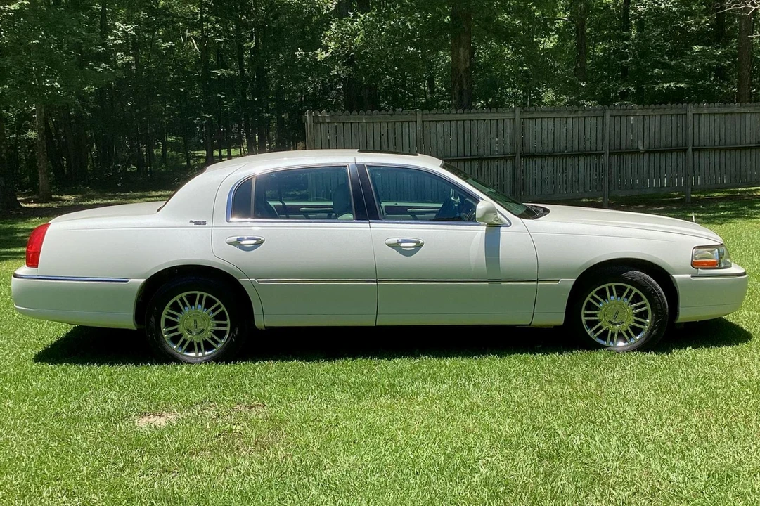 2006 Lincoln Town Car - Image 3 of 31