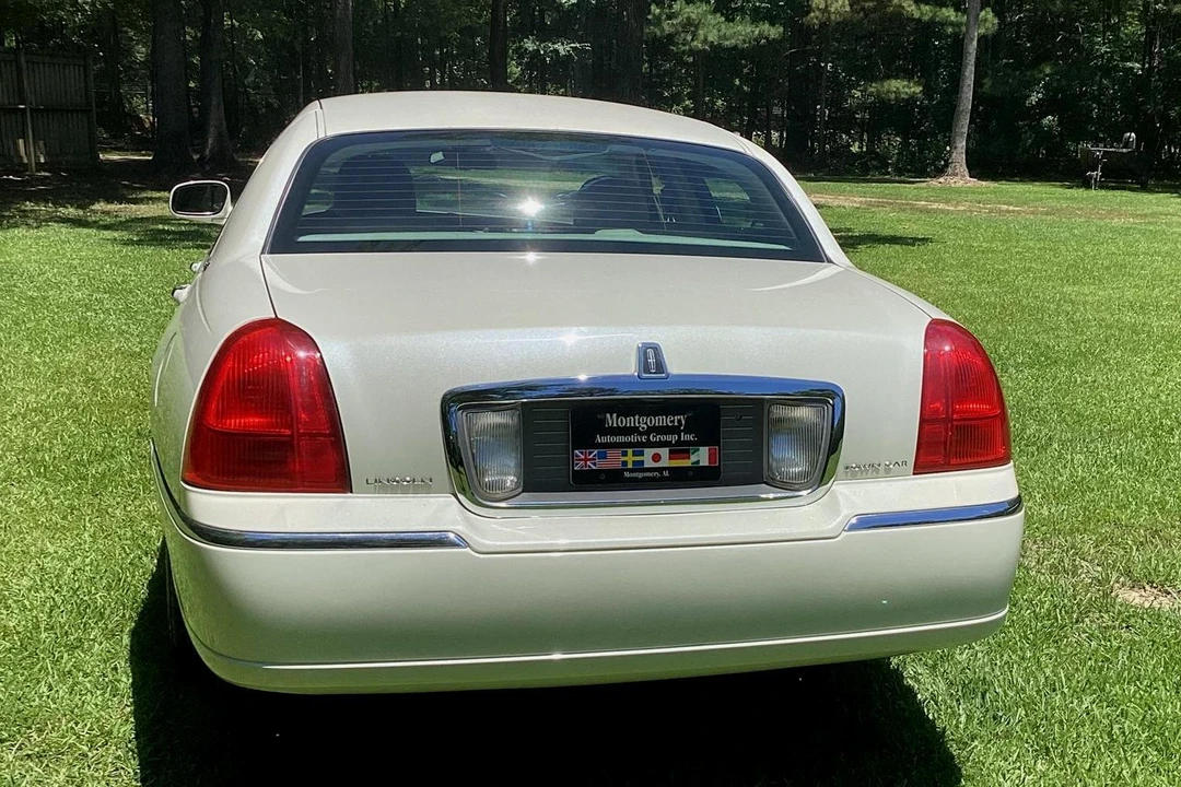 2006 Lincoln Town Car - Image 5 of 31