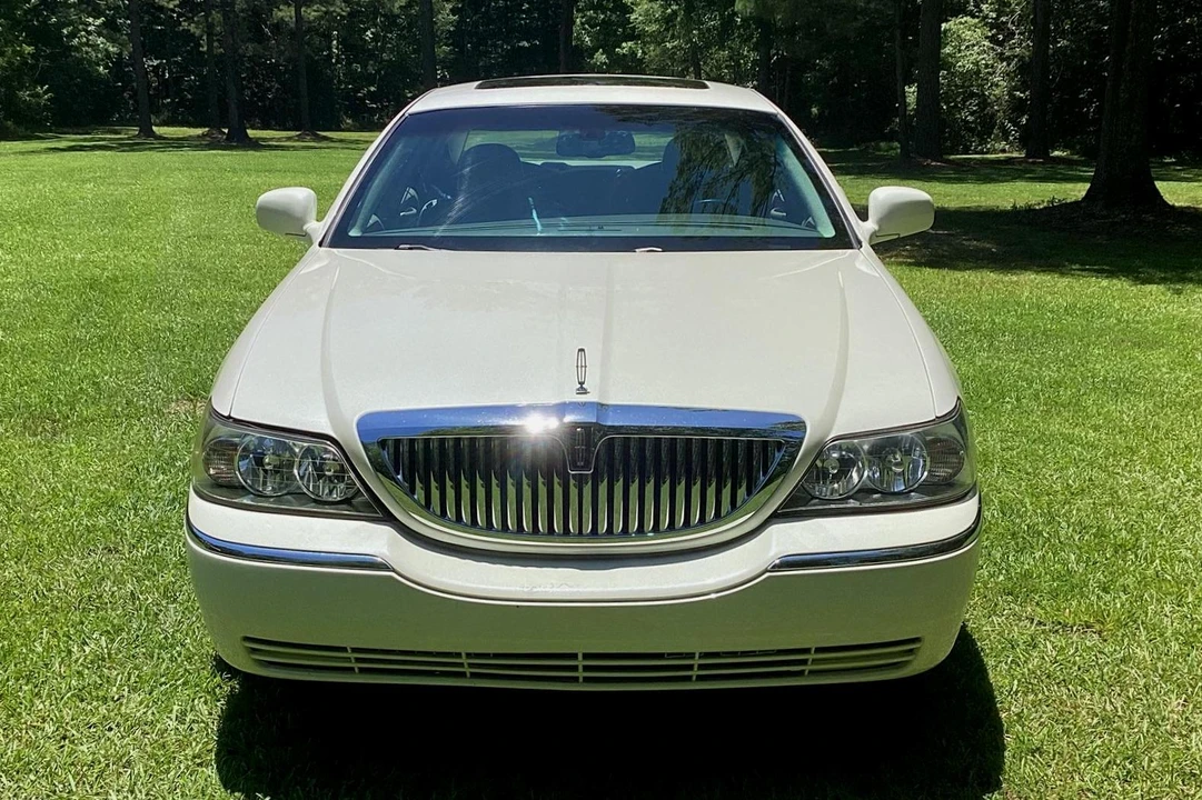 2006 Lincoln Town Car - Image 2 of 31