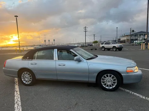 2006 Lincoln Town Car Signature Sedan 4D