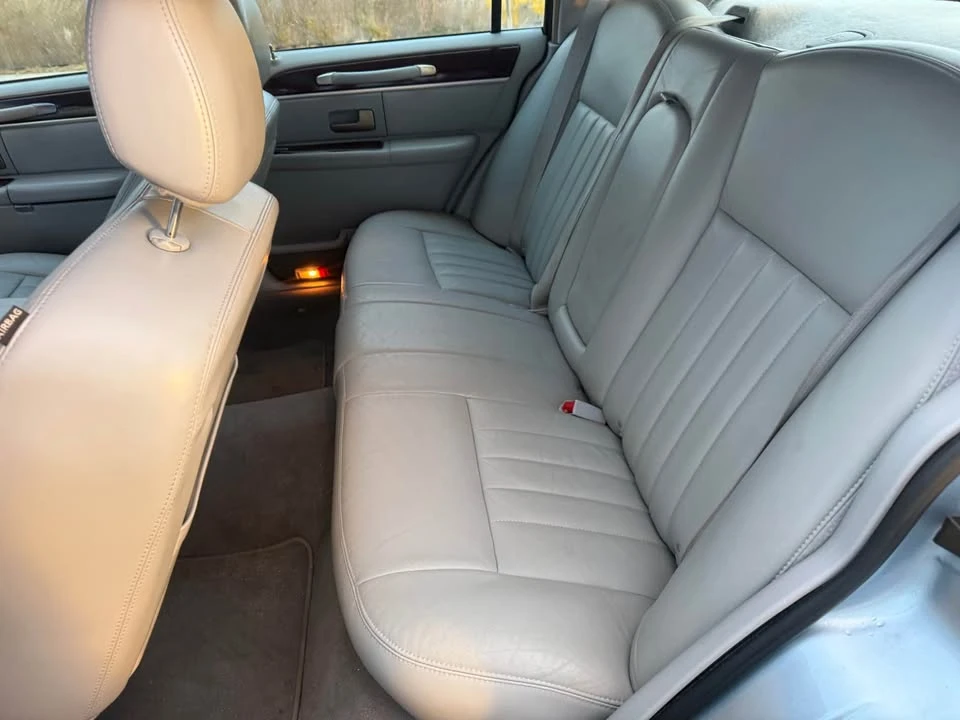 2006 Lincoln Town Car - Image 17 of 19