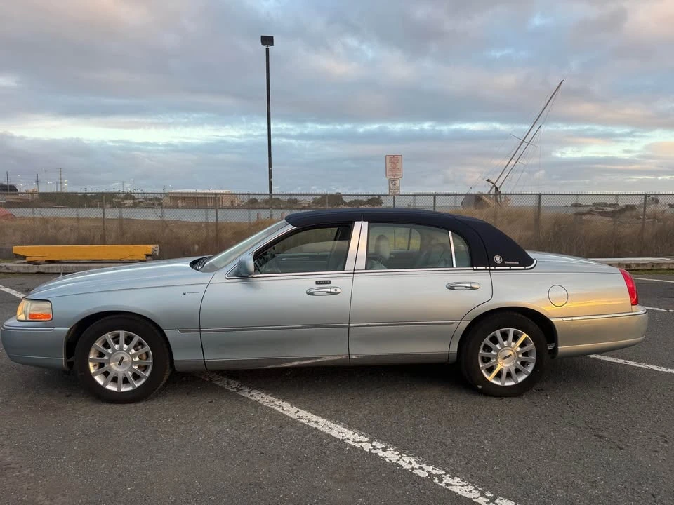 2006 Lincoln Town Car - Image 2 of 19