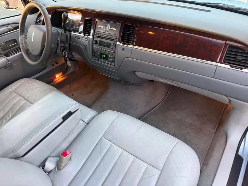 2006 Lincoln Town Car - Image 18 of 19