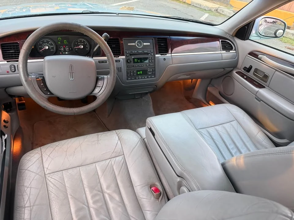 2006 Lincoln Town Car - Image 11 of 19