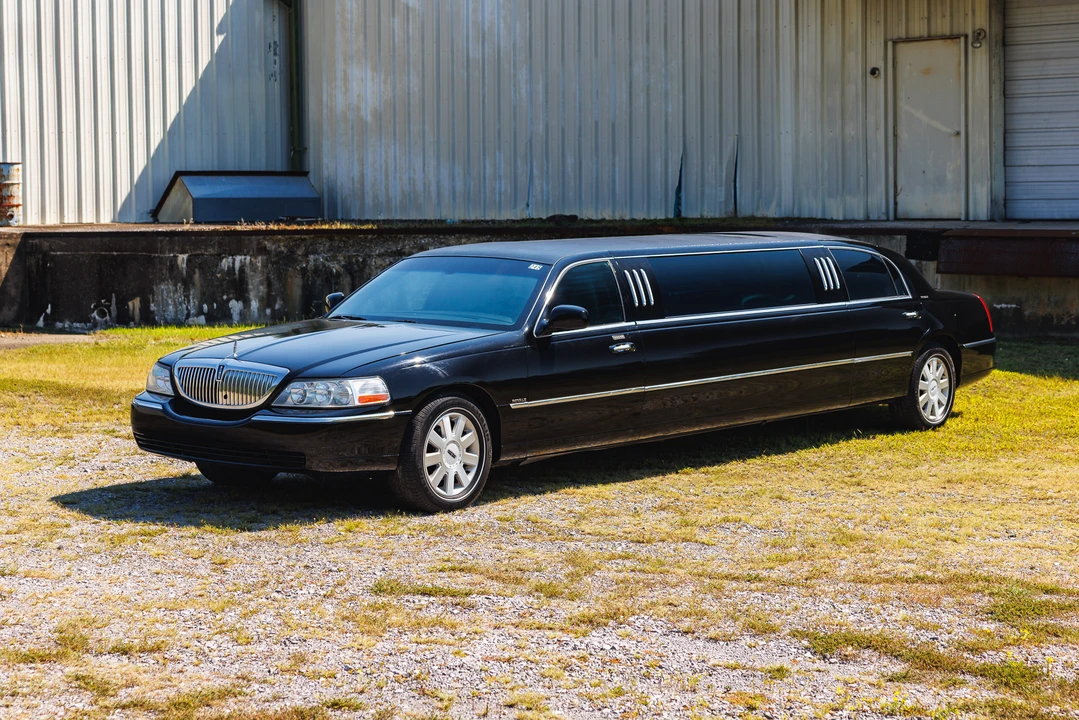 2006 Lincoln Town Car - Image 2 of 31