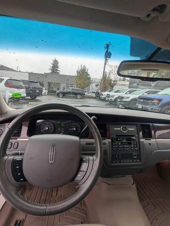 2006 Lincoln Town Car - Image 10 of 11