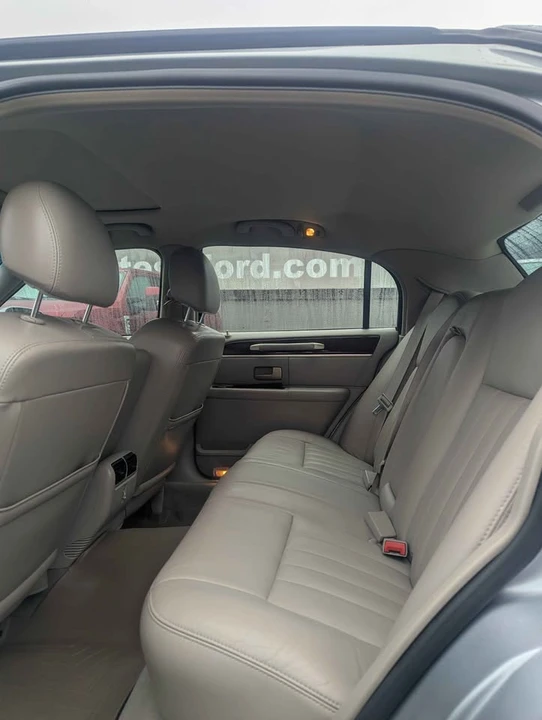 2006 Lincoln Town Car - Image 8 of 11