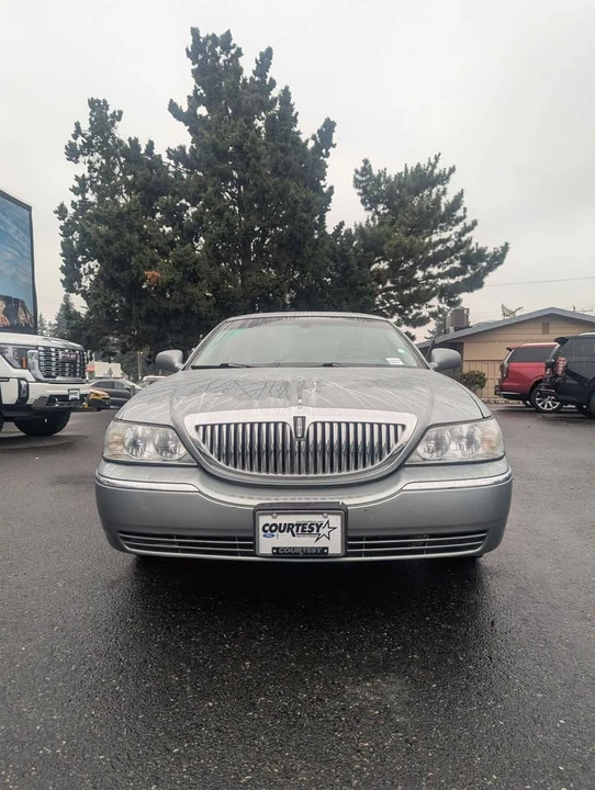 2006 Lincoln Town Car - Image 2 of 11