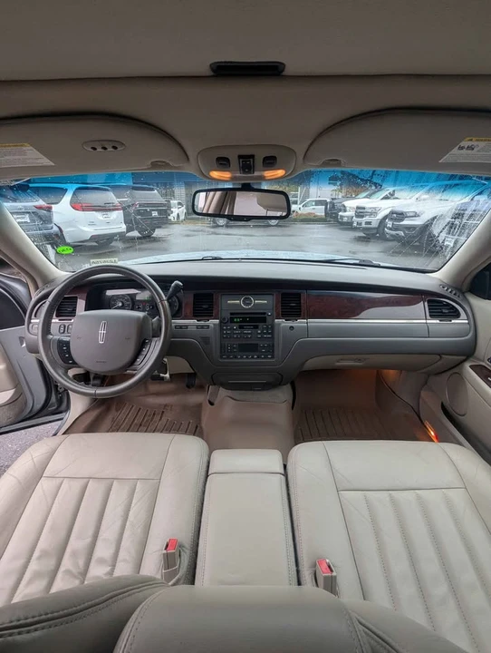 2006 Lincoln Town Car - Image 9 of 11