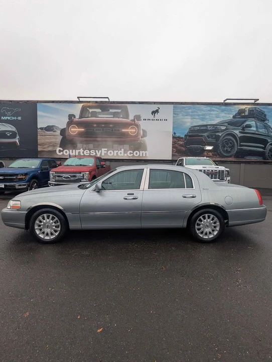 2006 Lincoln Town Car - Image 5 of 11