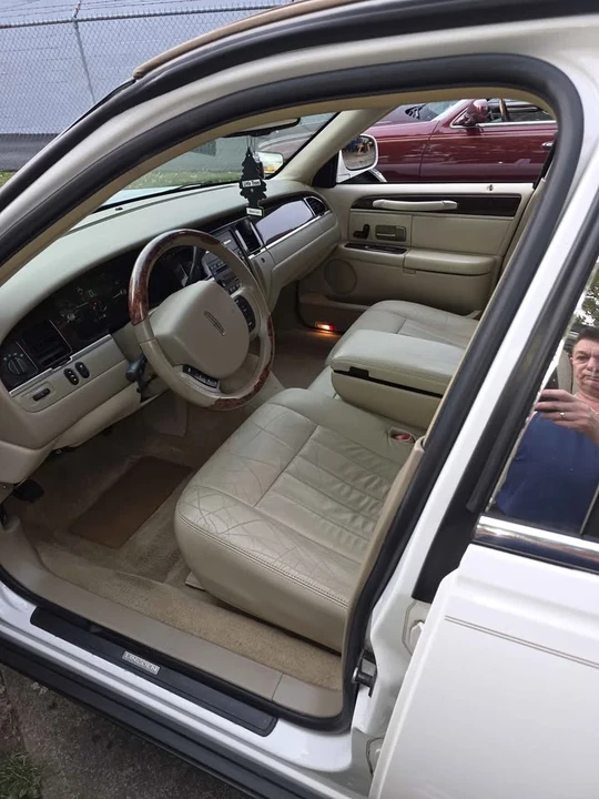 2006 Lincoln Town Car - Image 6 of 12