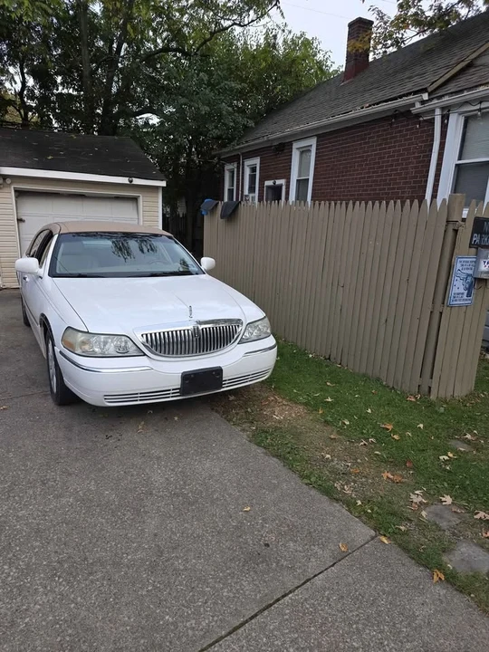 2006 Lincoln Town Car - Image 11 of 12