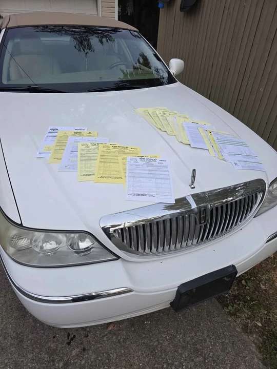 2006 Lincoln Town Car - Image 2 of 12