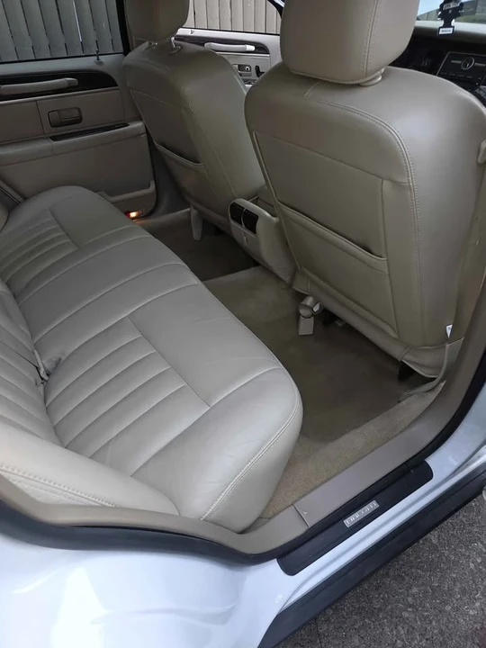 2006 Lincoln Town Car - Image 9 of 12