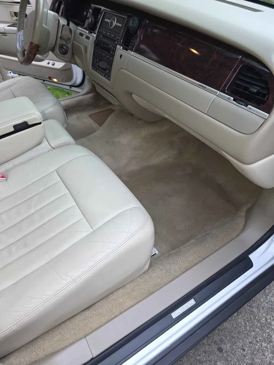 2006 Lincoln Town Car - Image 8 of 12