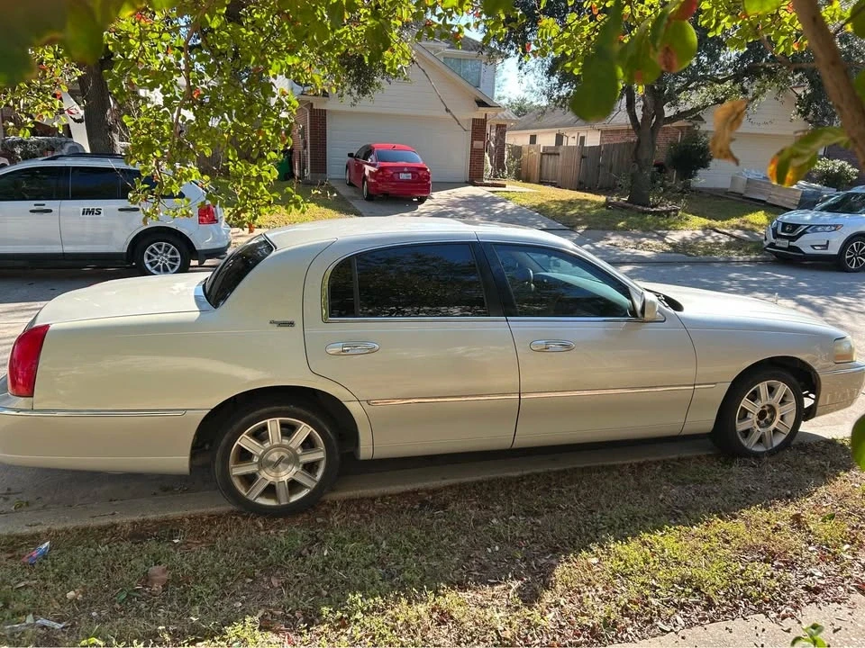 2006 Lincoln Town Car - Image 2 of 6
