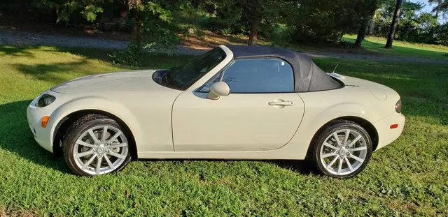 2006 Mazda MX-5 Miata 2D Convertible