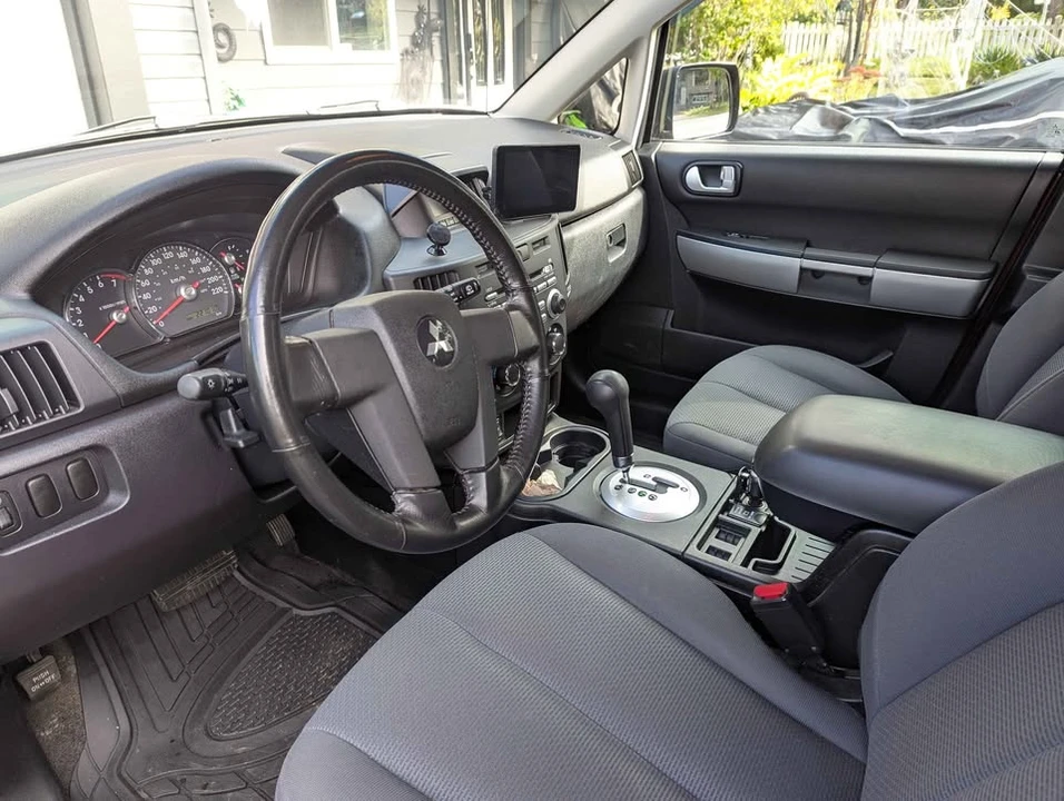 2006 Mitsubishi Endeavor - Image 4 of 8