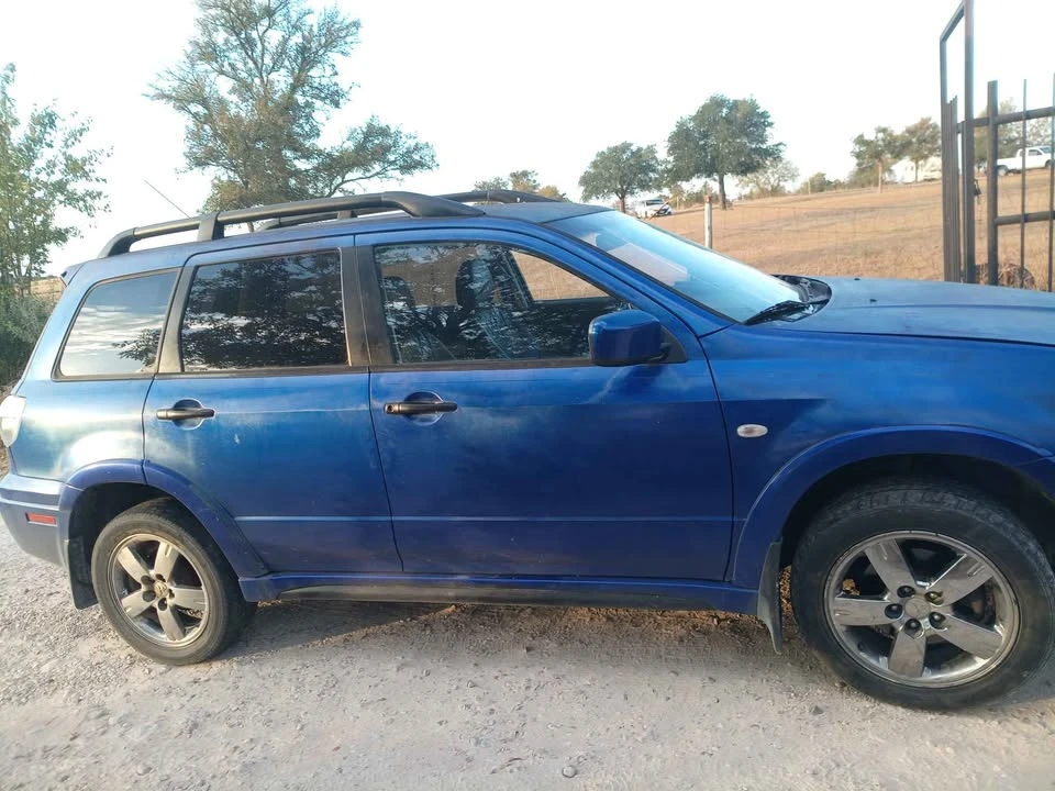 2006 Mitsubishi Outlander - Image 2 of 5