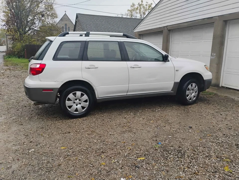 2006 Mitsubishi Outlander - Image 3 of 3